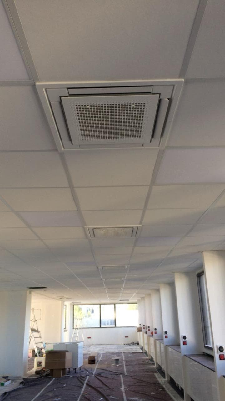 Chantier d'installation climatisation cassette en cours par AC Climatique